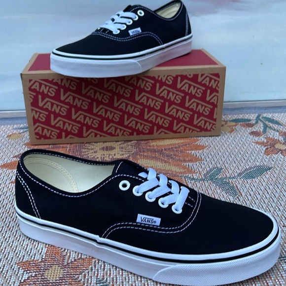 Vans Men’s Authentic Black
VN000EE3BLK
Sneakers - Picture 15 of 16